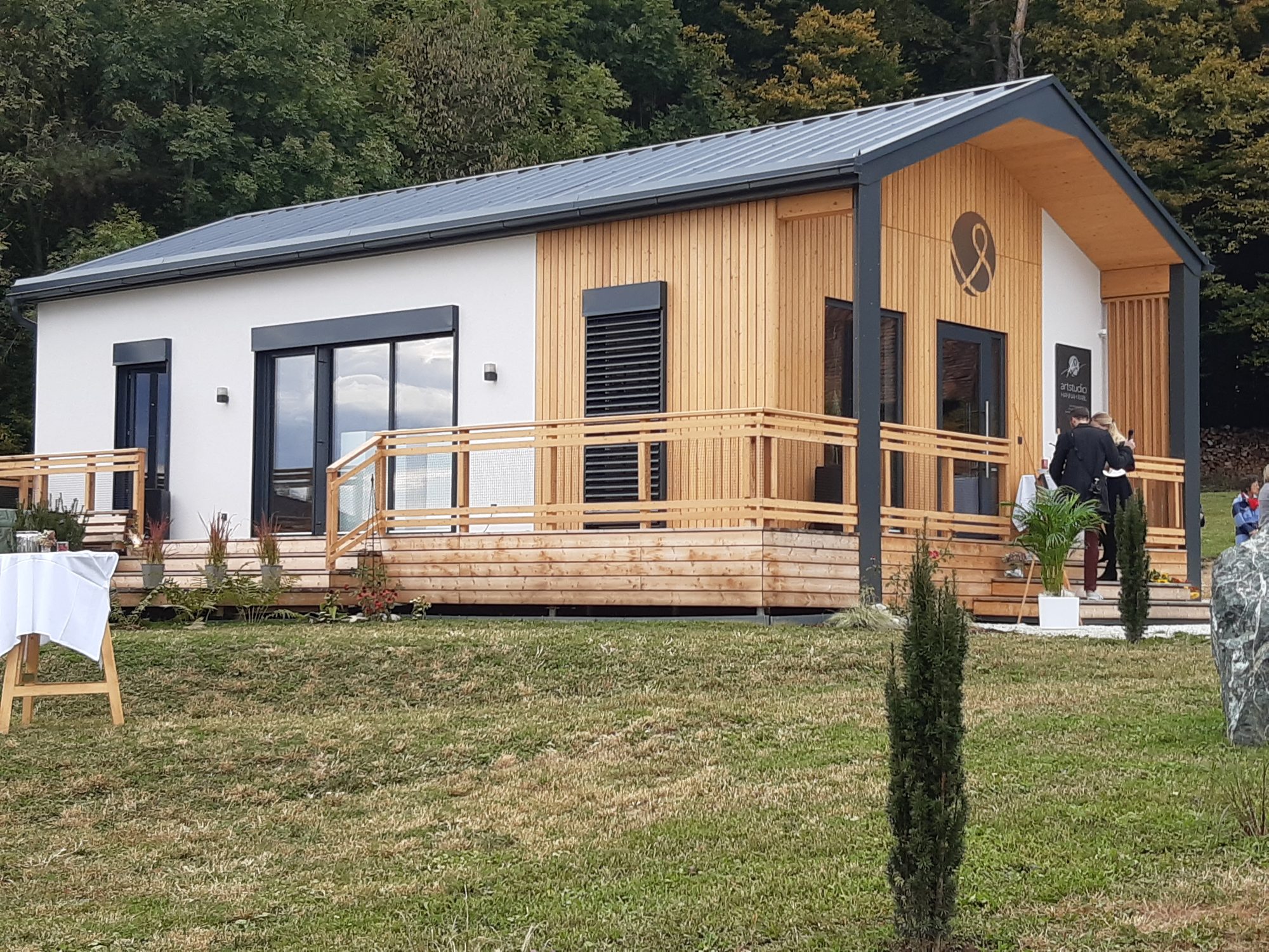 Rabl Atelier: fertiges Atelier aus NOVIBRIXX mit Holzfassade